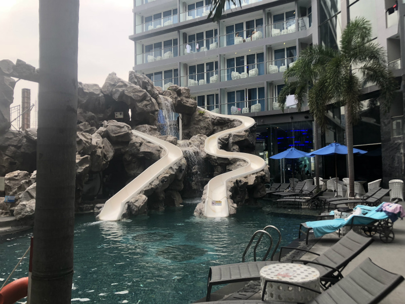 センタラ アズール ホテル パタヤ (Centara Azure Hotel Pattaya)実際のプール