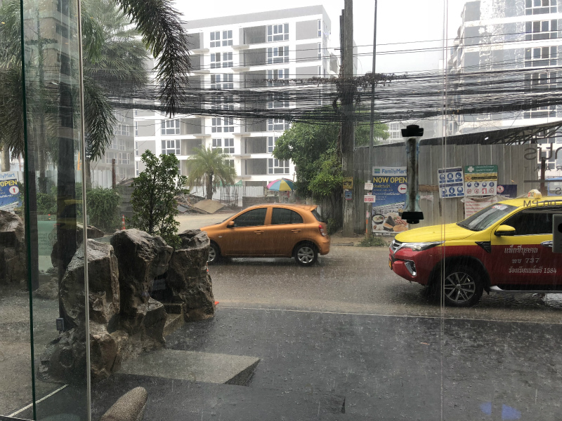 パタヤからバンコクへタクシーでの移動　パタヤは雨で50cmぐらい冠水していたようです。
