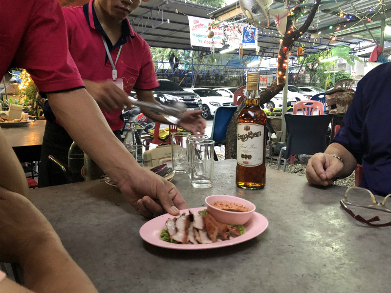 バンコク最後の夜は、ローカルなタイ食堂でイサーン料理を食べる