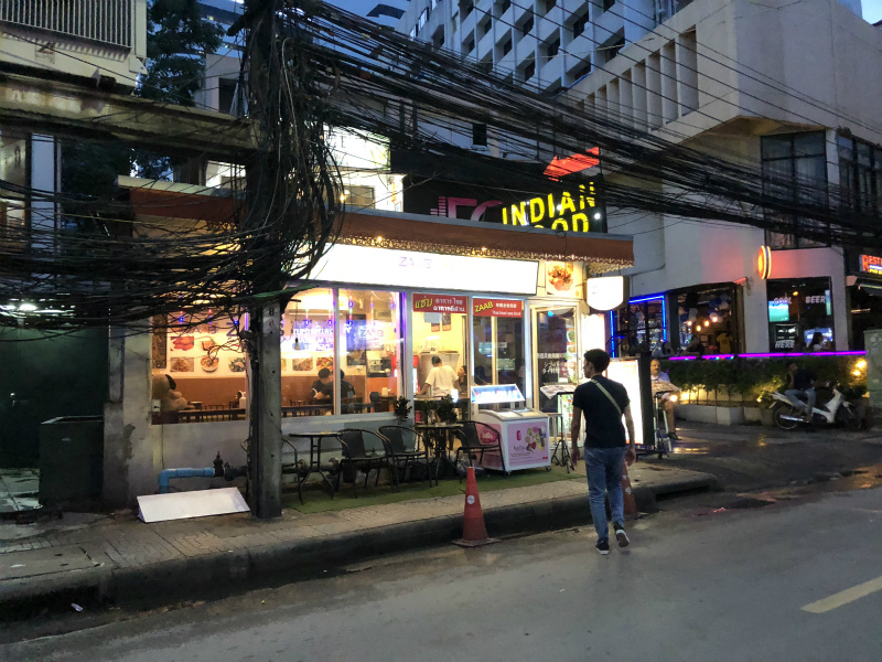 本当のバンコク最後の夜は、ナナプラザ近くの「Zaab」でタイ料理を食べる