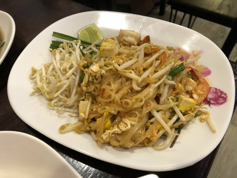 本当のバンコク最後の夜は、ナナプラザ近くの「Zaab」でタイ料理を食べる