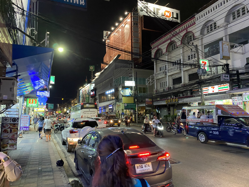 パタヤのナイトマーケットとTree Town Pattayaでの夕食