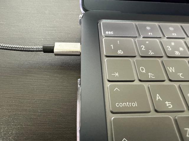 MacBookAir m2の充電　USB typeCでも充電できます。